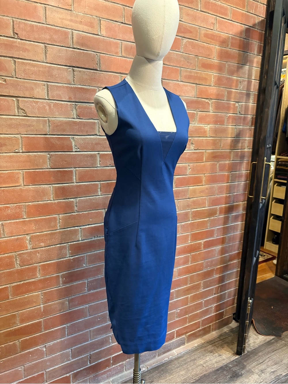 RW&CO Elegant Sleeveless Fitted Blue Dress - size 0